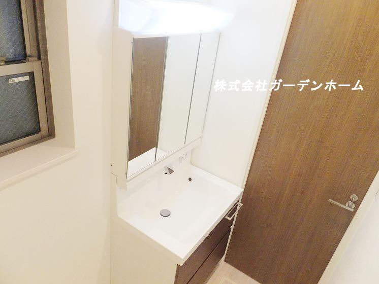 Wash basin, toilet. Very easy-to-use wash basin !! Because space to put things well enough (C Building)