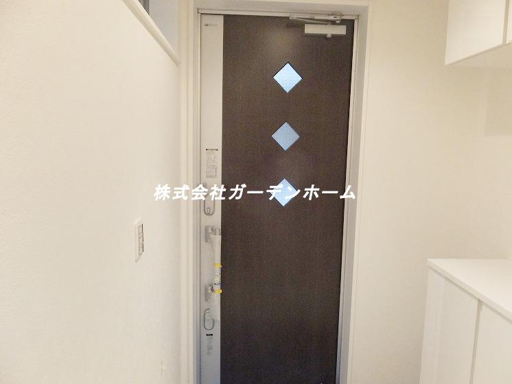 Entrance. Stylish front door welcomes everyone !! (A ・ B Building Common)