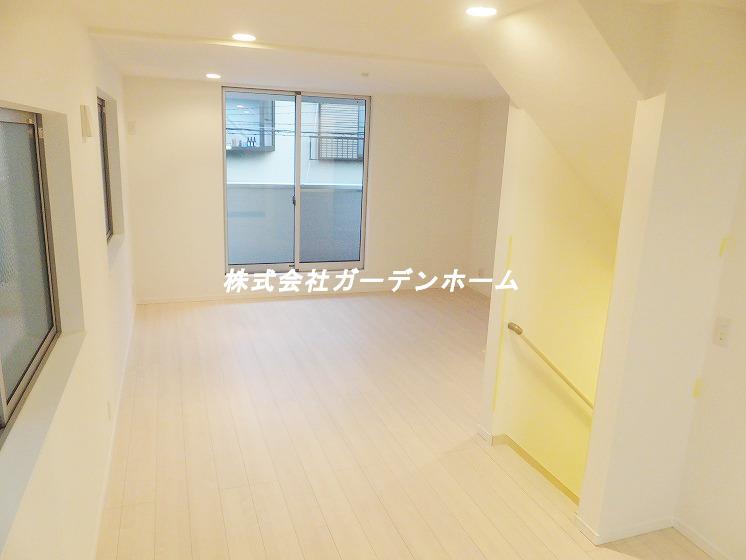 Living. LDK is you can relax in the spacious 18 day's san tatami mats or more !! south-facing design !! family gatherings !! (A ・ B Building Common)