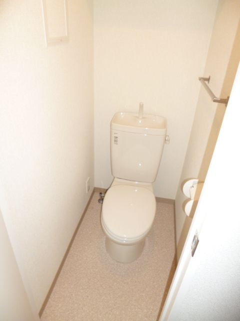 Toilet. It is a clean restroom