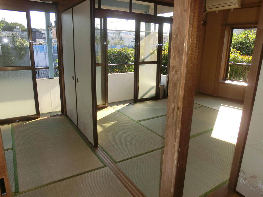 Living and room. Spacious 12 Pledge sized Japanese-style room and remove the sliding door