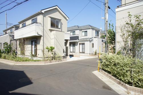 Local photos, including front road. Local October shooting