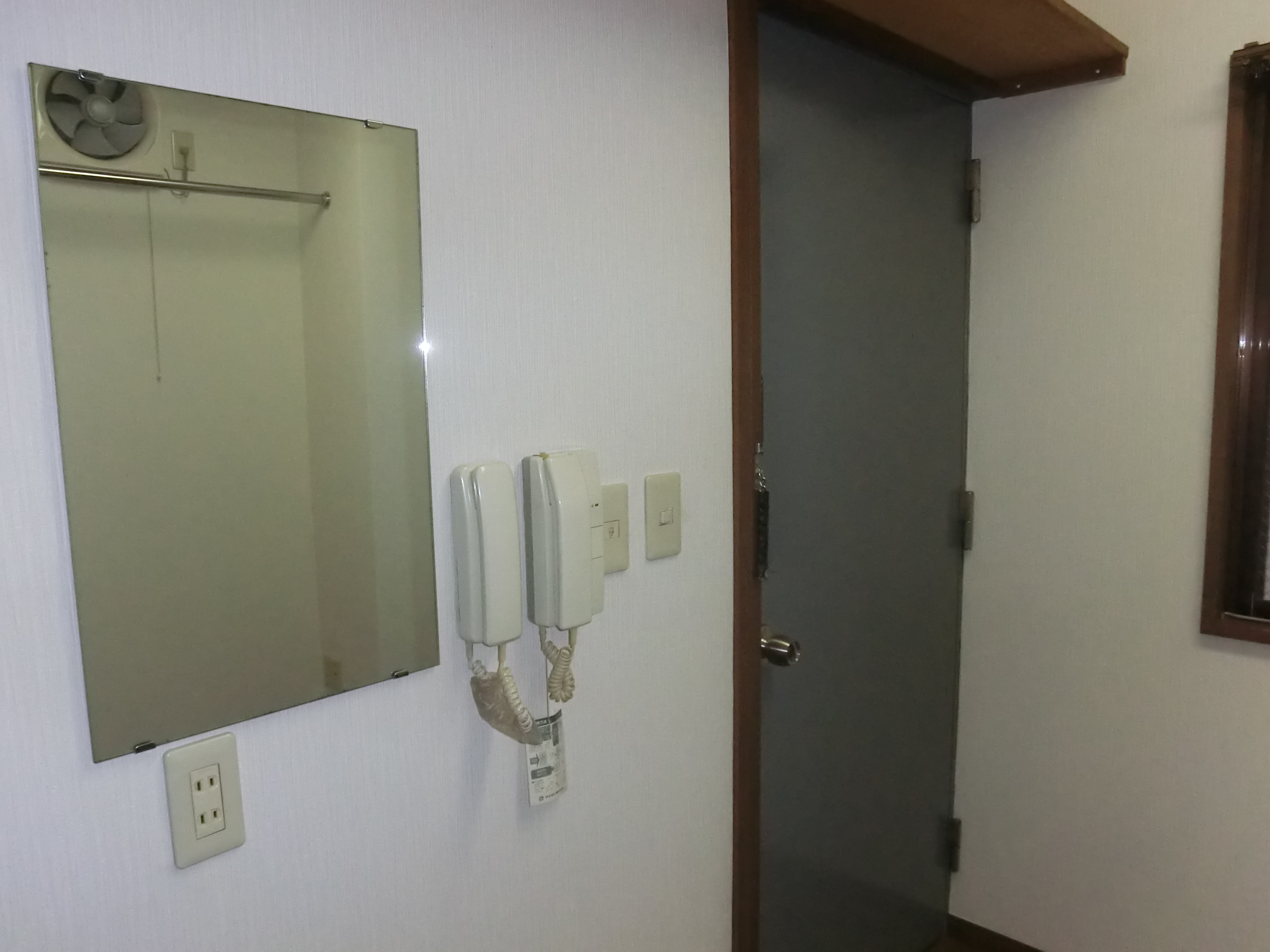 Other Equipment. ☆ With mirror ☆ The top is a shelf ☆