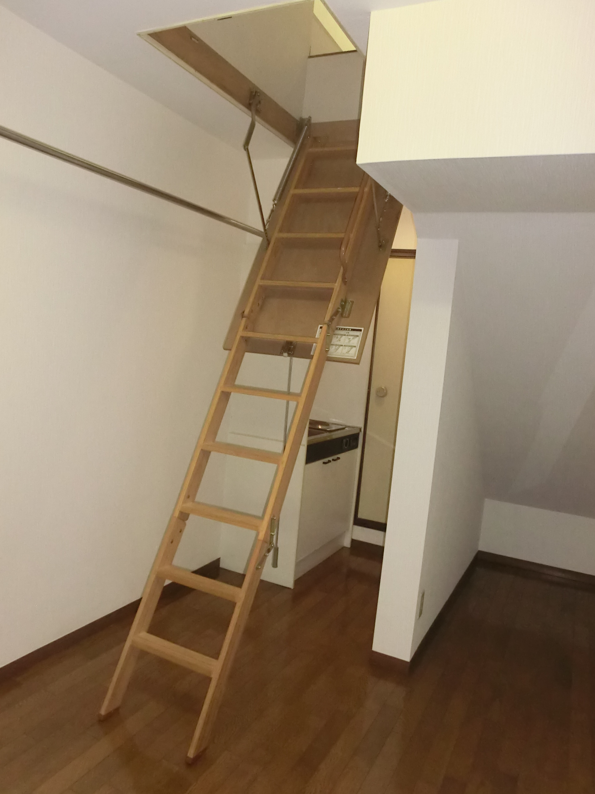 Living and room. Housing ladder there ☆ Above services Room ☆