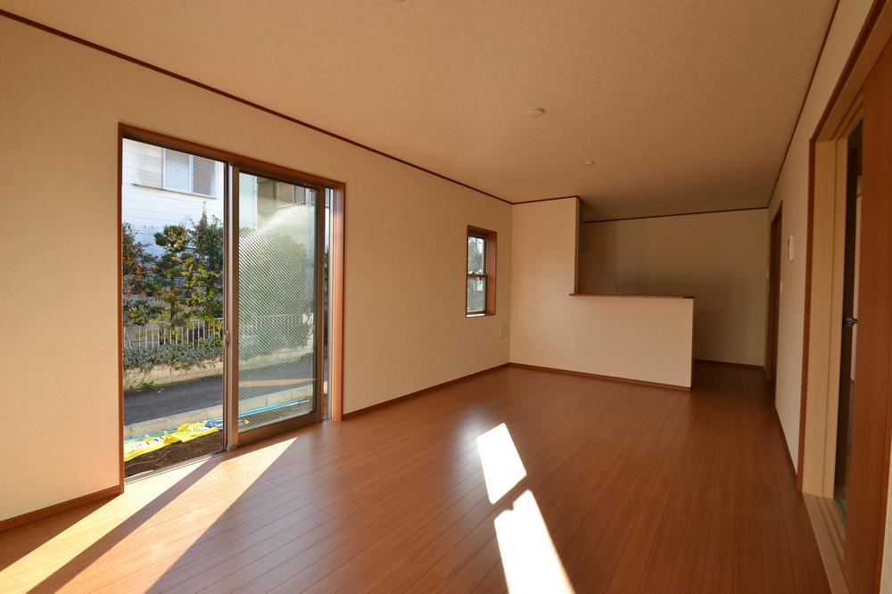 Living. Warm living room bright sun per from the south. 15.7 Pledge of spacious LDK, Adjacent Japanese-style room 6.5 quires. Clear there is 1F of the wide space. 