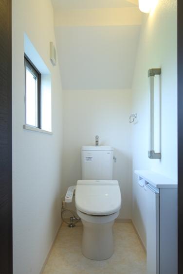 Other Equipment. 1 ・ Adopt a popular bidet toilet in a clean and comfortable feeling of use is on the second floor of the toilet.