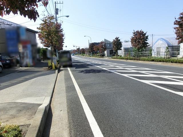 Local photos, including front road. Contact road situation