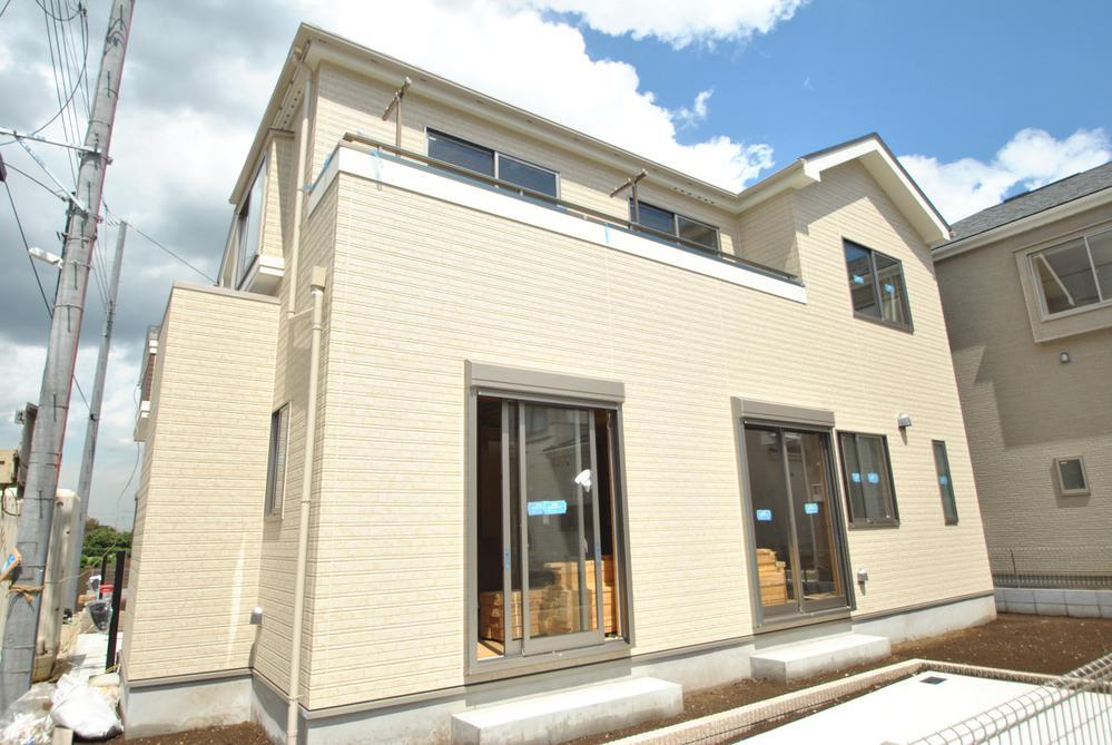 Local appearance photo. J Building