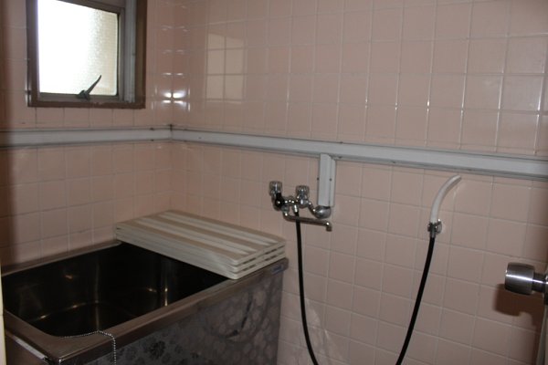 Bath. There is a window in the bathroom ☆