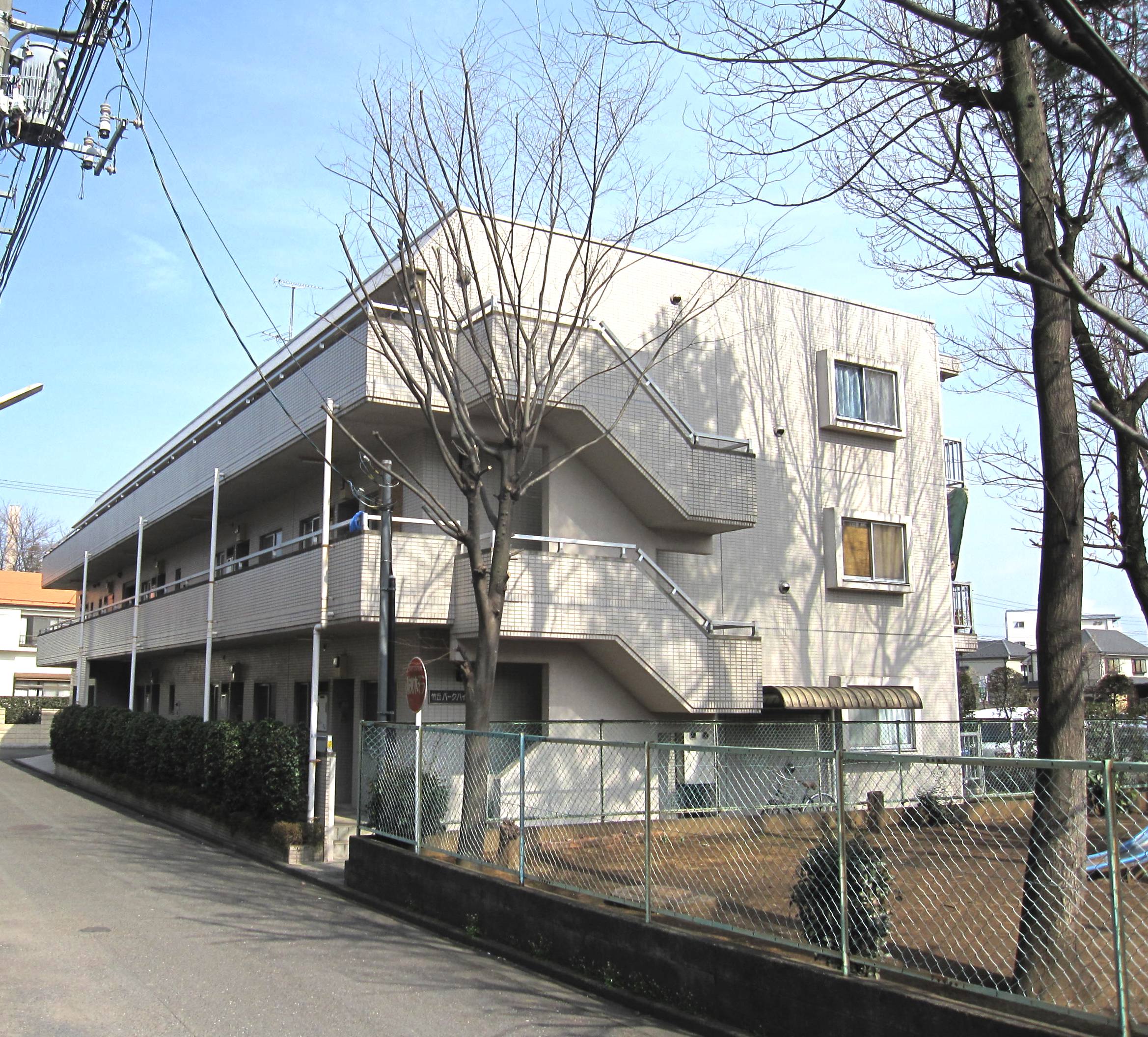 Building appearance. A quiet living environment adjacent to the park