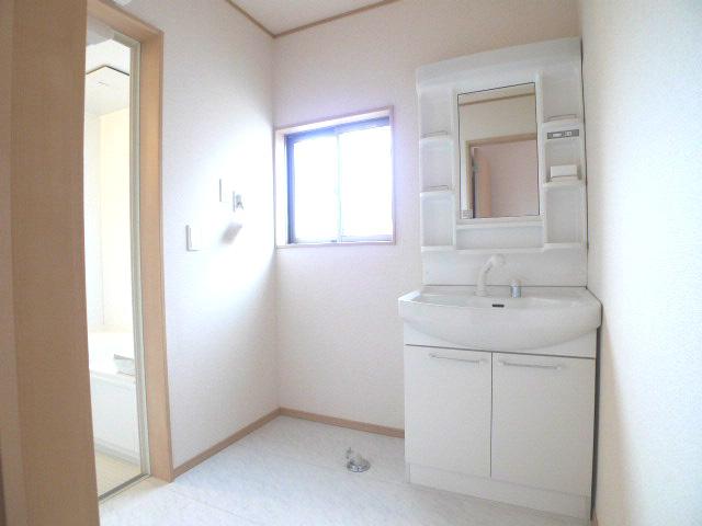 Wash basin, toilet. Wash room (Building 2)