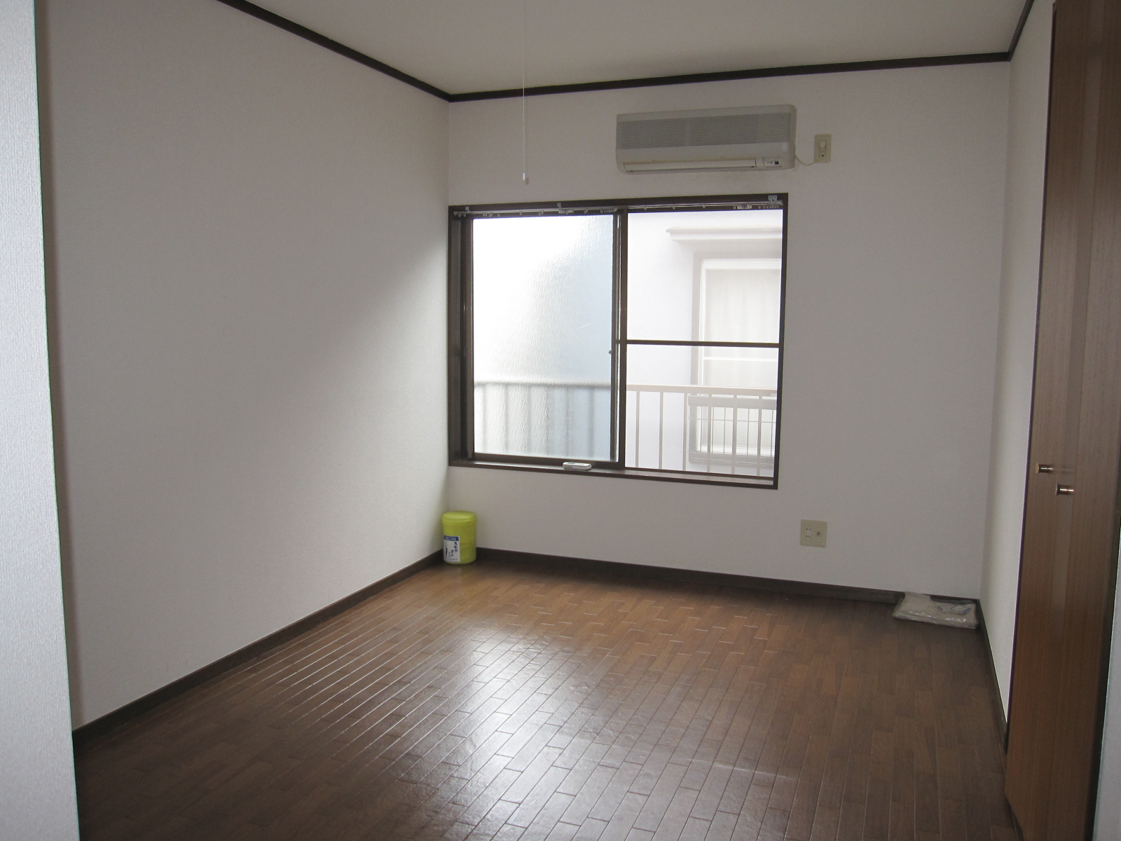 Living and room. Flooring, Air-conditioned
