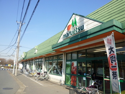 Supermarket. Maruetsu to (super) 242m