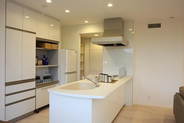 Kitchen. Yamaha's Kitchen. Human large counter ・ IH stove ・ It comes with a dishwasher. White is a bright kitchen, which was the keynote.