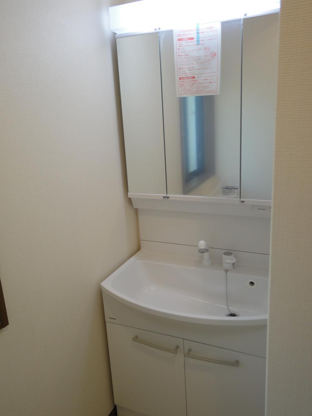 Wash basin, toilet. Washroom ・ First floor also washstand, Conditioning on the second floor!