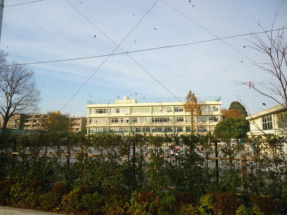 Primary school. Kodaira stand Xiaoping 720m to the third elementary school