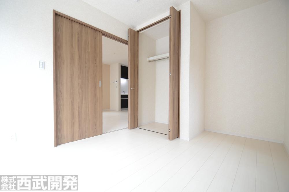 Non-living room. 1 Building