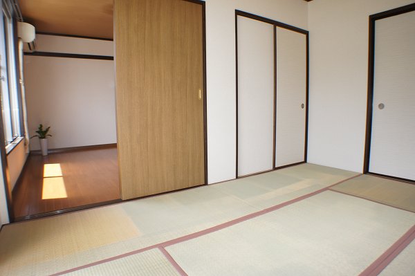 Other room space. While photo is a Japanese-style room, It has been changed to Western-style! 