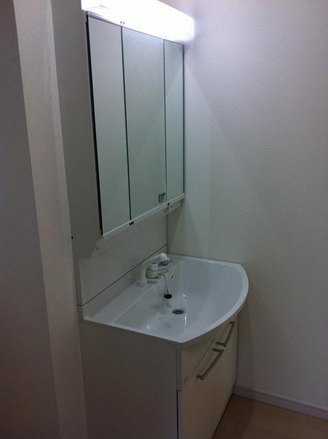 Wash basin, toilet. Indoor (12 May 2013) Shooting