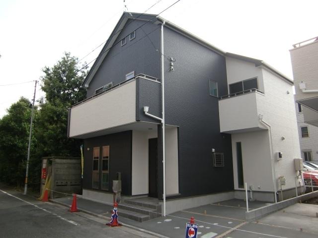 Local appearance photo. It is fashionable to make. Window area is also large, The room is open. Atrium ・ There is a three-sided balcony.