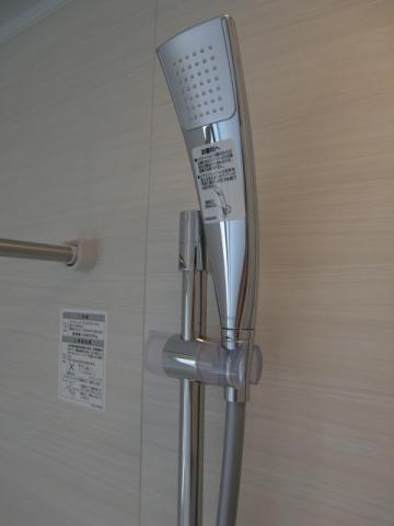 Bathroom. Shower nozzle, Latest stick-type. Ease of use is very good combined with the slide hook.