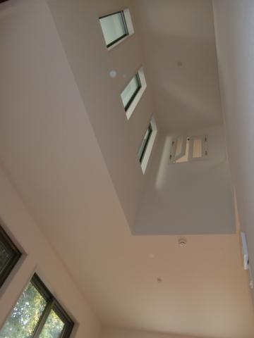 Living. Atrium of living top. It opens the second floor of the east and west of the small window of the Western-style, You can talk face-to-face to the voice hanging from the bottom.