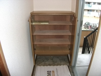 Entrance. ● shoe box ●