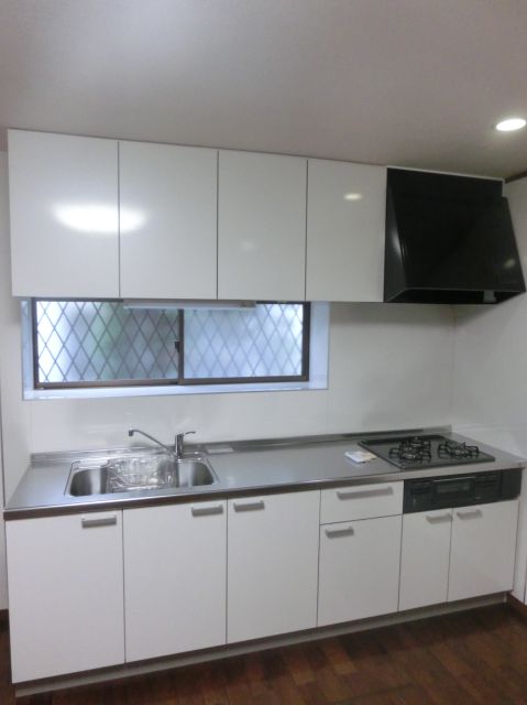 Kitchen. Dishes also comfortable in the system kitchen gas stove is a 3-neck