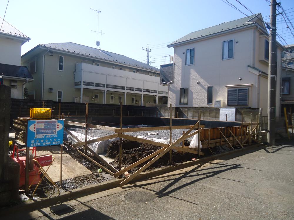 Local photos, including front road. November shooting