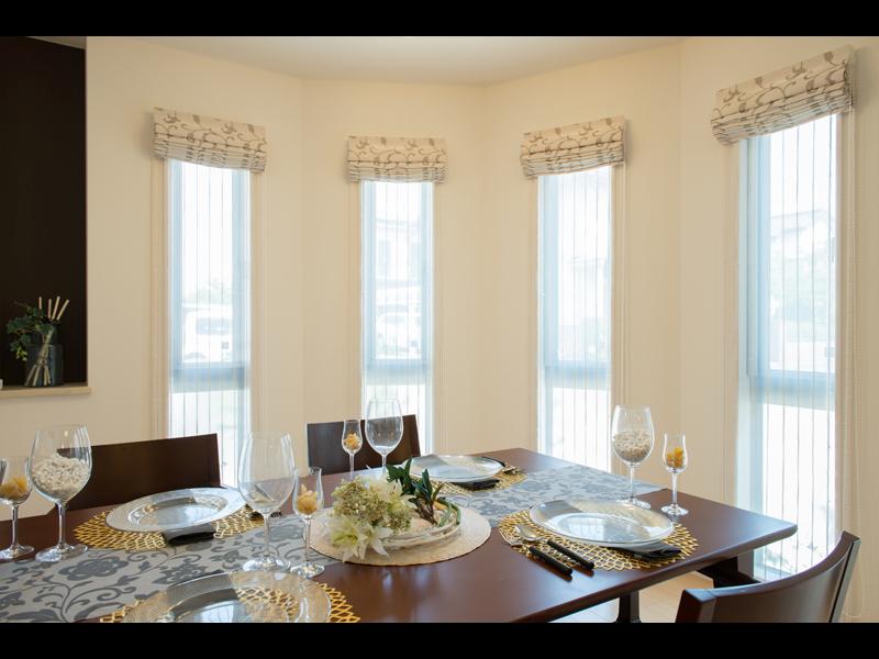 It captures the light from multiple directions, "Earl" the shape of the dining space. It will produce the bright dining table. (H25.6 local shooting)