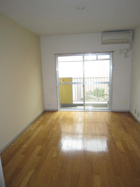 Living and room. Room with air conditioning !!