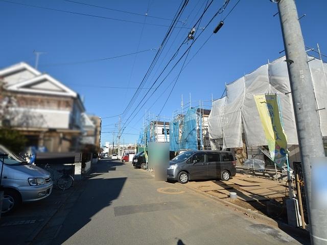 Local photos, including front road. Kodaira Kogawahigashi cho 5-chome, contact road 2013 / 11 / 29 shooting