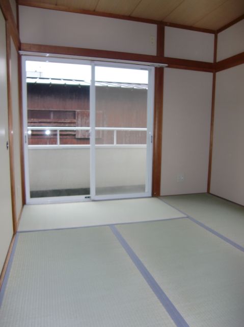 Living and room. Japanese-style rooms are south-facing