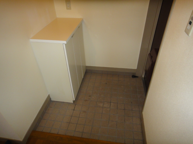 Living and room. Wide entrance around ・ There is storage space