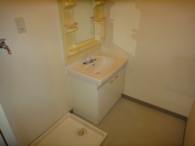 Washroom. Independent wash basin ・ Washing machine in the room