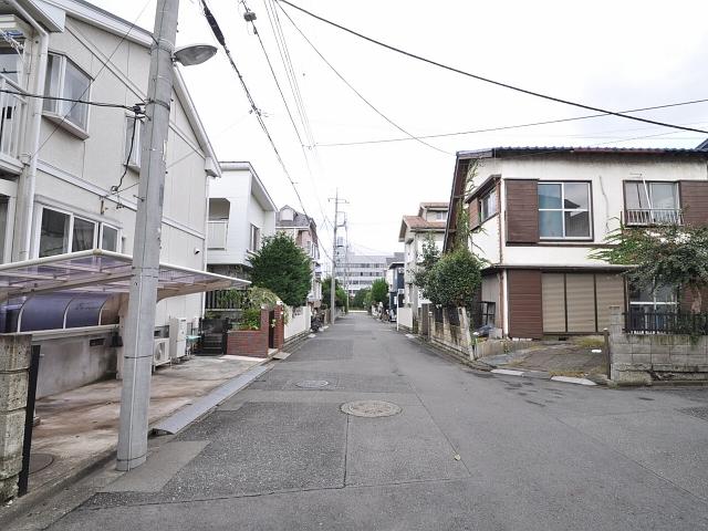 Local photos, including front road. Kodaira Hanakoganei 3-chome, contact road situation