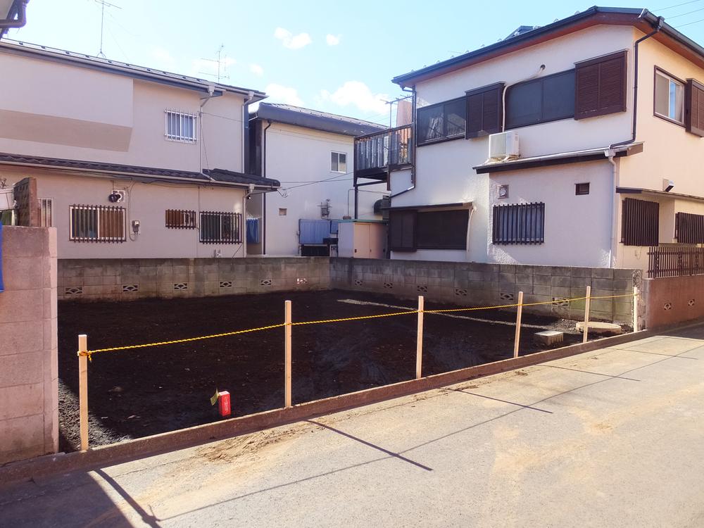 Local photos, including front road. Not only the parking lot, Because there is space for bicycle parking, Ease by bicycle to the station and super local (12 May 2013) Shooting
