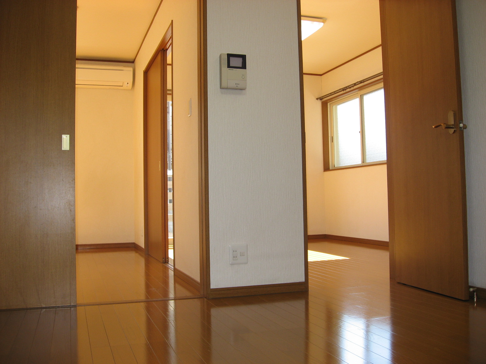 Other room space. Cleaning Easy flooring in all Western-style! 