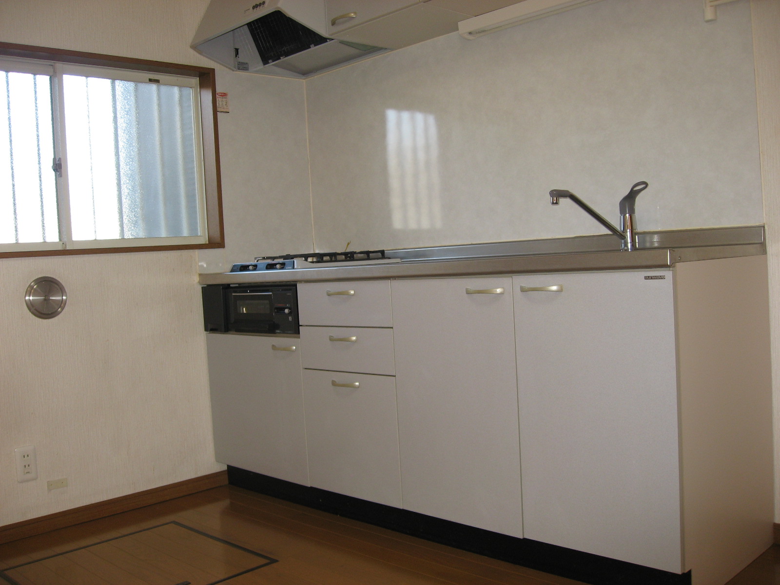 Kitchen. Gas stove ・ System kitchen with a fish grill! With window! 