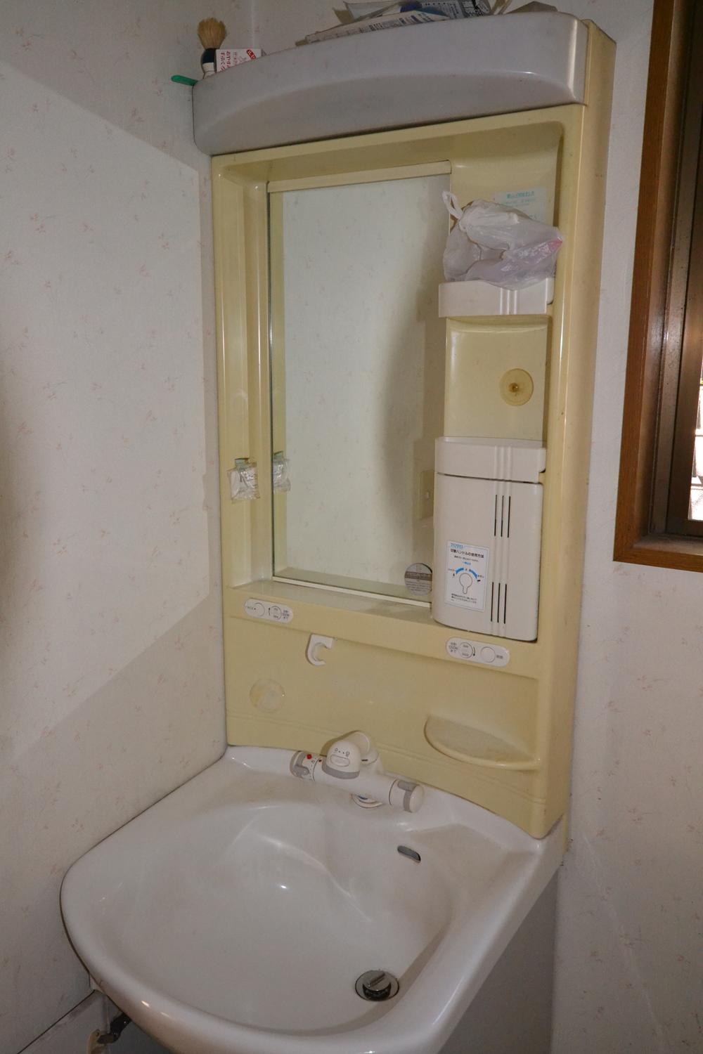 Wash basin, toilet. Indoor (10 May 2013) Shooting