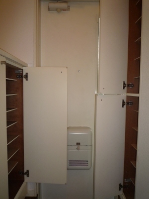 Entrance. Entrance storage