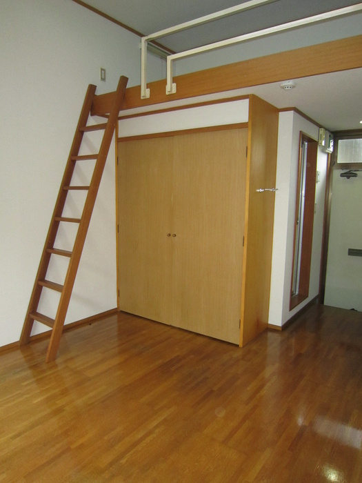 Living and room. Lofted 2.5 Pledge ☆