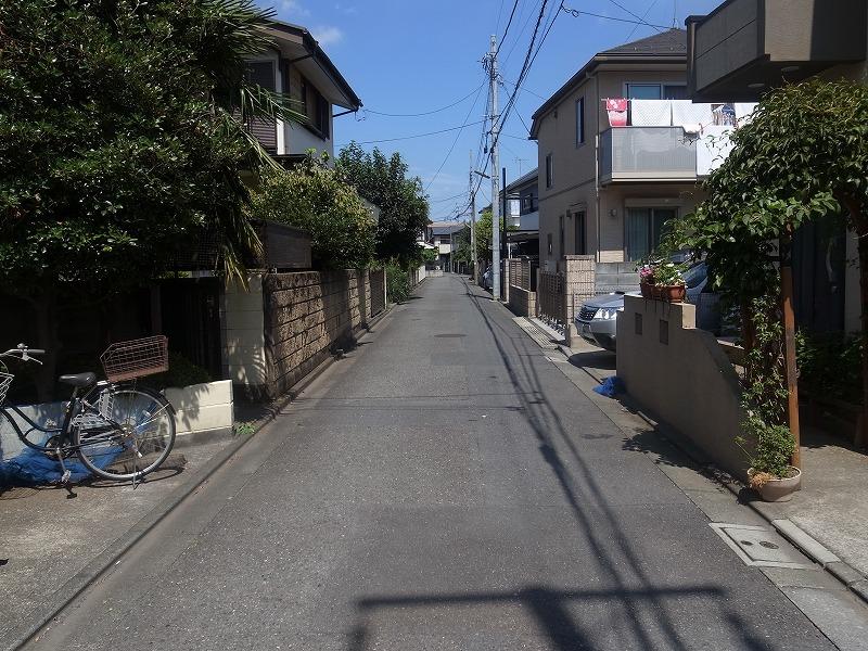 Local photos, including front road. A quiet residential area. You could live in peace even less as car.