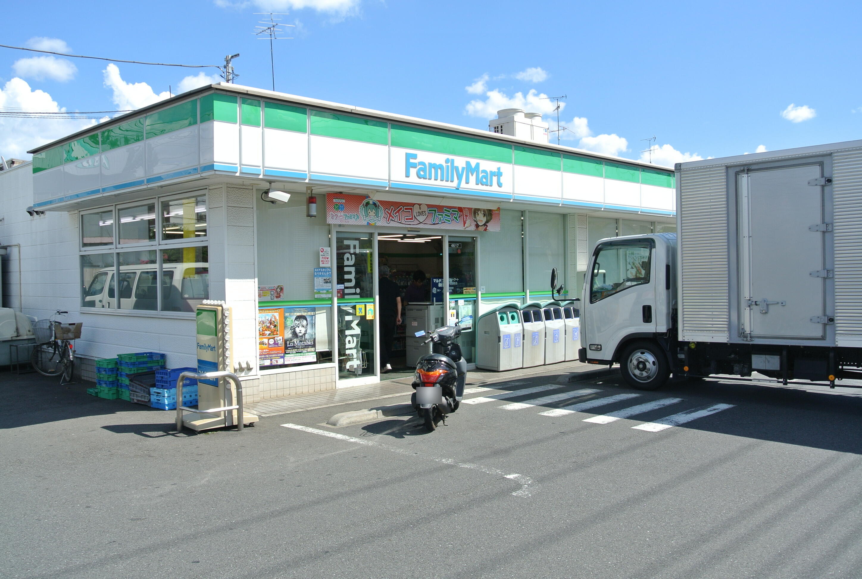 Convenience store. FamilyMart Xiaoping Megurita the town store (convenience store) to 269m