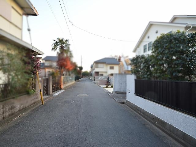 Local photos, including front road. Hanakoganeiminami-cho 3-chome contact road situation