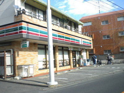 Convenience store. 500m to Seven-Eleven (convenience store)