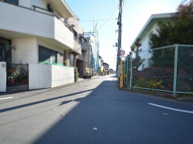 Local photos, including front road. Kodaira Suzukicho 1-chome contact road 2013 / 12 / 13 shooting