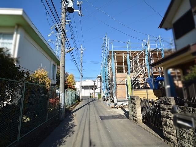 Local photos, including front road. Kodaira Suzukicho 1-chome contact road 2013 / 11 / 29 shooting