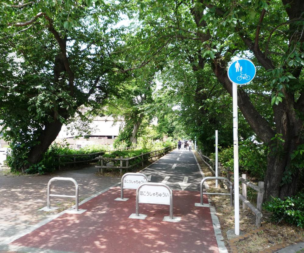 Other. Tamako bike path holiday near Hanakoganei Station is also available jogging for a walk