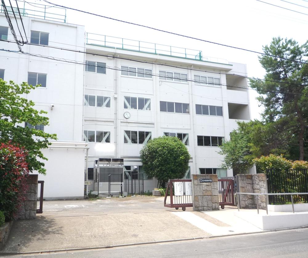 Junior high school. Kodaira Municipal Hanakoganeiminami Junior High School (880m)
